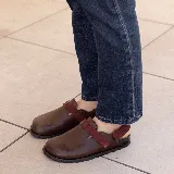 Zueco de cuero vacuno color negro, con suela de caucho, plantilla anatómica y tira con velcro en capellada y talón para mayor ajuste.