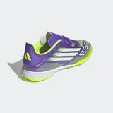 Championes de fútbol Adidas F50 League, color violeta con detalles en amarillo y blanco.