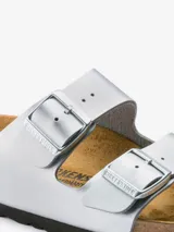 Sandalias Birkenstock modelo Arizona, color plateado, con dos correas ajustables y plantilla anatómica de corcho y látex.