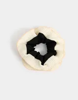 Maxi scrunchie con volados de tela plisada color crema y centro de tela lisa color negro.