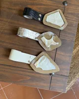 Cinto de ecocuero con hebilla de alpaca y nácar. Disponible en varios largos y colores.