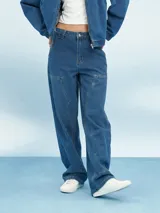 Pantalón de jean celeste de corte ancho con paneles y costuras a la vista.