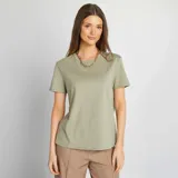 Camiseta verde de manga corta con cuello redondo y corte recto.