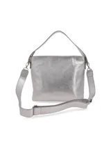 Cartera negra de cuero graneado con doble correa, una de hombro y otra bandolera regulable. Tiene cierre metálico con tirador de cuero, chapita metálica con el logo de la marca y detalles interiores con el logo de la marca y la inscripción "HECHO EN URUGUAY".