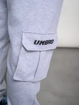 Pantalón de jogging gris con bolsillos cargo laterales y logo de la marca bordado en la pierna.