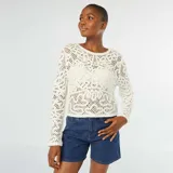 Sweater color beige de ganchillo con mangas largas.