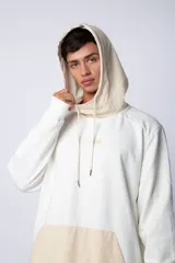 Buzo canguro blanco con capucha forrada en beige y bolsillo tipo parche color beige. Estampa con logo en el pecho.