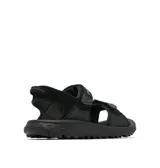Sandalias Columbia Konos Hiker 2-Strap negras para hombre, con ajuste de velcro y tratamiento antimicrobiano en la plantilla.