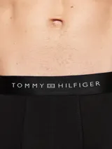 Pack de tres bóxers negros de algodón elástico con cinturas elásticas de diferentes colores (verde, negro y gris) con el logo de Tommy Hilfiger.
