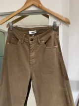 Pantalón jean color marrón claro, de corte recto y tiro alto.