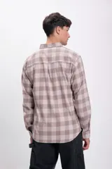 Camisa de manga larga a cuadros color gris oscuro y beige, con cuello abotonado y bolsillo en el pecho.