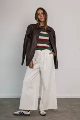Pantalón de jean blanco, corte wide leg, con bolsillos delanteros y traseros.