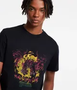 Remera negra de algodón con estampa del logo de Dungeons and Dragons en el frente.