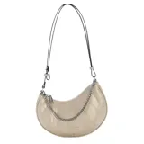 Bolso tipo media luna (hobo bag) de ecocuero brillante color marfil, con diseño acolchado en forma de rombos. Posee una correa larga ajustable de material sintético negro y una cadena metálica plateada decorativa que cruza el frente.