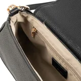 Cartera bandolera negra de cuero sintético con correa regulable y herrajes dorados. Tiene un compartimento principal con cierre de solapa, un bolsillo interno con cierre y dos bolsillos abiertos.
