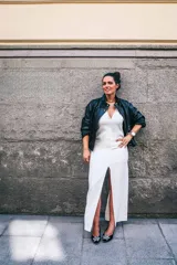 Bailarinas negras de terciopelo de seda, con detalle de flor de piel con estampado blanco y negro y chincheta plateada.