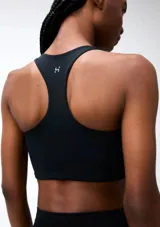 Top deportivo negro con breteles anchos y espalda deportiva.