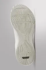 Zapatilla deportiva blanca para uso diario y entrenamiento deportivo. Parte superior fabricada en tejido de punto transpirable. Zona de puntera y talón recubiertas de material Shield Protect Max que protege de la abrasión. Ajuste mediante cordones. Tirador en la parte posterior para facilitar el calce. Plantilla interior OrthoLite® extraíble. Entresuela con tecnología Stabi-pro que garantiza estabilidad y confort. Suela de goma.