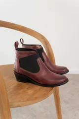 Botas Chelsea de cuero color marrón oscuro, con paneles laterales elásticos en marrón y suela de goma.