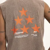 Musculosa marrón con efecto gastado, cuello redondo y logo estampado en el pecho.