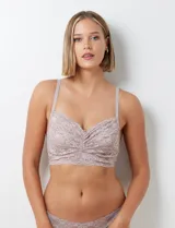 Conjunto de lencería color lila, compuesto por un bralette de encaje floral sin aro ni relleno, con breteles regulables y cierre trasero, y una bombacha tipo colaless de encaje floral con elástico fino.