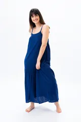 Vestido largo azul de gasa de algodón con breteles finos y corte amplio.