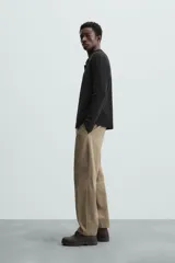 Cárdigan negro de lana y algodón, corte regular fit, con cuello solapa, manga larga, terminaciones en rib y cierre frontal con botones.