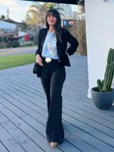 Pantalón Oxford de bengalina negra con cintura alta y corte acampanado.
