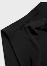 Vestido largo negro de fiesta, con cuello drapeado, sin mangas y abertura lateral. Diseño ajustado con tejido elástico y cintura drapeada.