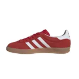 Championes Adidas Gazelle Indoor color rojo con las tres tiras blancas y suela color caramelo.