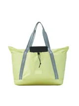 Bolso amarillo con asas grises, de gran capacidad (28 litros), con 3 bolsillos internos y 6 bolsillos exteriores (uno con ajuste elástico, cuatro de acceso rápido y uno con cremallera).