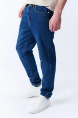 Pantalón de jean azul oscuro, corte slim fit, tiro medio y bolsillos delanteros y traseros.