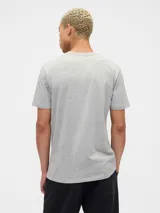 Remera de algodón color azul marino, con cuello redondo y manga corta. Presenta el logo de Gap bordado en tono tono en el pecho.