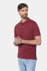 Remera polo color bordó de piqué liso, con cuello en rib y botones personalizados.