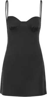 Vestido corto negro con breteles finos y corte entallado.