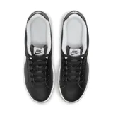 Championes urbanos Nike Court Royale, color negro con detalles en blanco, de cuero sintético.