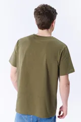 Remera verde militar de manga corta con cuello redondo y bolsillo en el pecho.