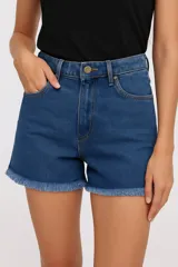 Short de jean azul con tiro alto, corte recto y ruedo desflecado.