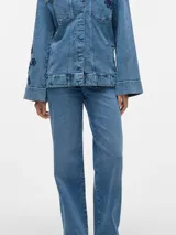 Pantalón de jean azul de corte ancho, tiro alto y pierna extra larga.