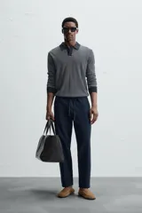 Pantalón azul marino de corte recto, con cintura elástica ajustable con cordón, bolsillos laterales y traseros.