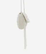 Bolso de fiesta blanco con lentejuelas y flecos de cuentas. Tiene asa de cadena plateada y cierre con botón a presión.