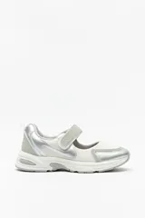 Zapatillas deportivas plateadas y blancas con suela de 4cm de alto y tira ajustable con velcro.