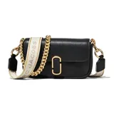 Bolso bandolera Marc Jacobs The Mini Shoulder Bag de cuero negro con cierre de solapa y broche metálico dorado con el logo de la marca. Incluye correa de cadena dorada y correa de tela con el logo de la marca. Se puede usar como bandolera, al hombro o como clutch.
