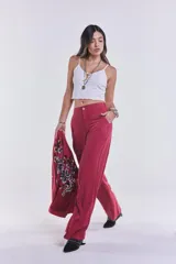 Pantalón de vestir bordeaux de corte palazzo.
