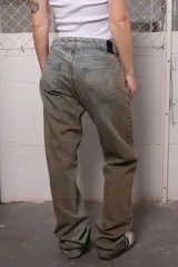 Pantalón denim de tiro bajo y pierna angosta con lavado con efecto manchado color visón.
