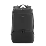 Mochila negra de poliéster impermeable con capacidad de 22 litros. Tiene compartimento para laptop de hasta 17,3 pulgadas, cuatro bolsillos interiores (dos con cremallera), dos espacios para botellas de agua, llavero interior, espacio para tarjeta y cinturón para valija en la parte trasera.