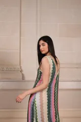 Vestido largo con estampado vertical multicolor, escote en V y espalda baja en V.