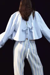 Pantalón de tejido liviano de mezcla de lino y viscosa a rayas celestes y blancas. Modelo de corte holgado con elástico revestido y cordón para ajustar en la cintura. Piernas rectas con bolsillos al bies.