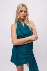 Top marrón con tiras en el cuello para regular el drapeado, confeccionado en tela plisada.