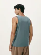 Musculosa azul de corte clásico, con cuello redondo y sisas amplias.